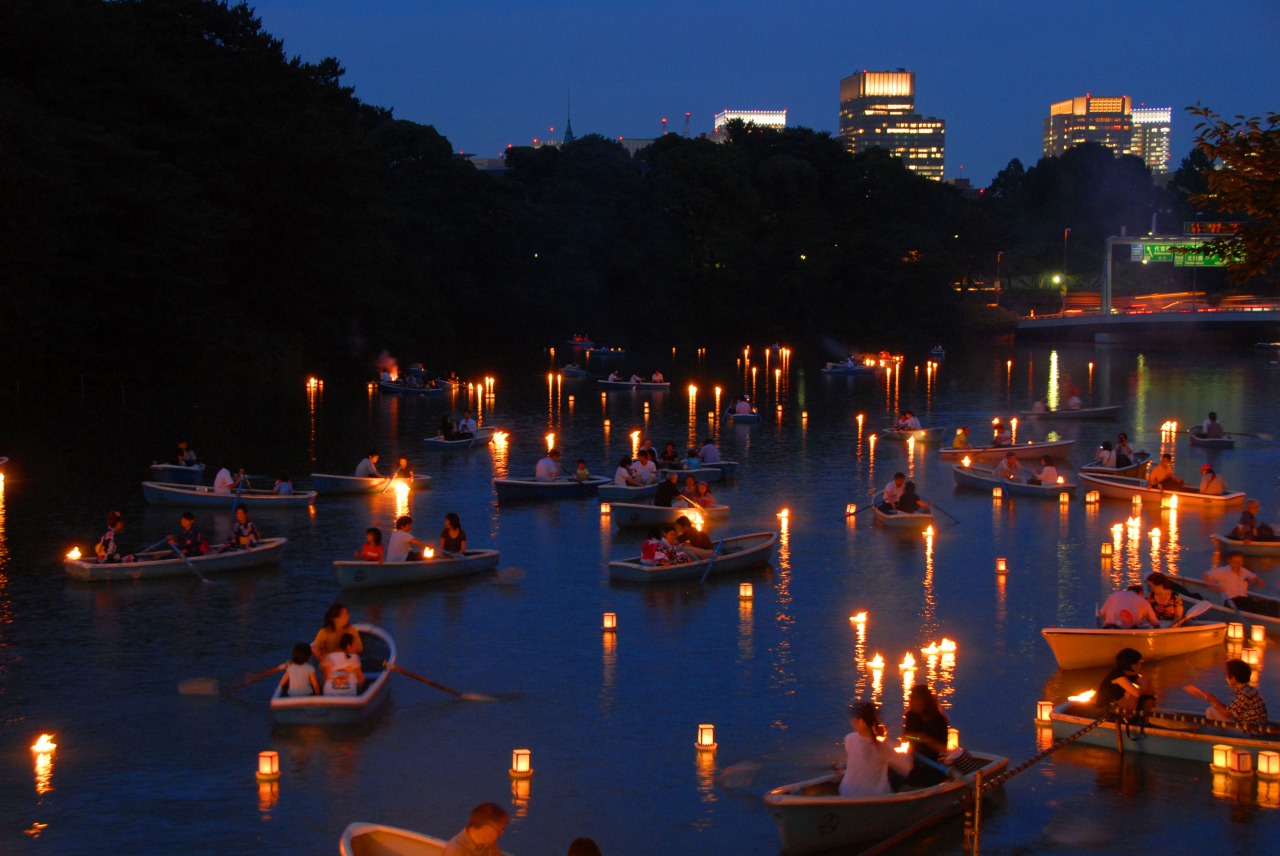 東京・千鳥ヶ淵「灯ろう流し」夜の水面に浮かぶ幻想的な灯り